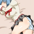 さやかちゃんがベッドで横たわっています　＞